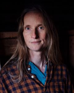 Biologen, journalisten och författaren Anna Froster tilldelas Natur & Kulturs populärvetenskapliga pris 2025.