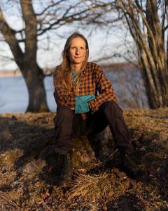 Biologen, journalisten och författaren Anna Froster tilldelas Natur & Kulturs populärvetenskapliga pris 2025.