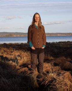 Biologen, journalisten och författaren Anna Froster tilldelas Natur & Kulturs populärvetenskapliga pris 2025.