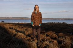 Biologen, journalisten och författaren Anna Froster tilldelas Natur & Kulturs populärvetenskapliga pris 2025.