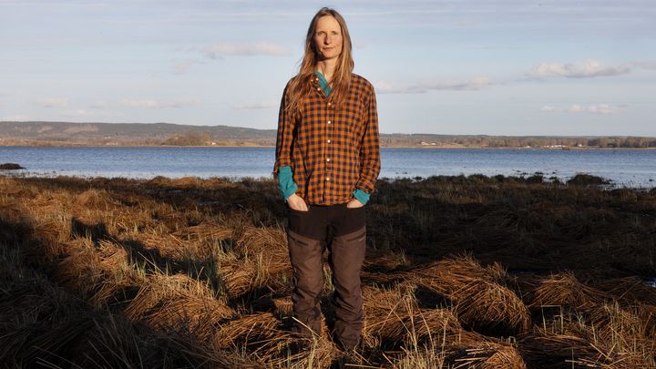 Anna Froster prisas för att hon med sina naturskildringar utvecklar en ”anrik svensk genre med rötter i Linné”.