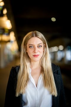 Fanny Larsson tilldelas Natur & Kulturs debattbokspris 2026 för boken "Åk till akuten".
