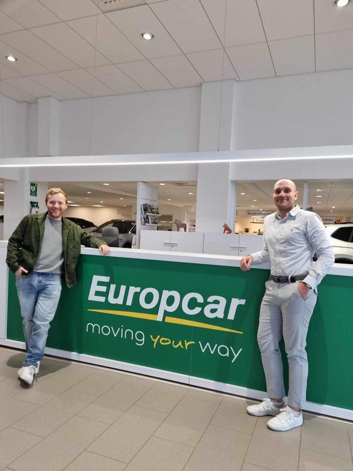 Markus och Marco vid Europcar-disken hos Din Bil