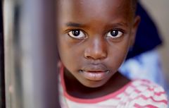 Världens Barn stöttade under året 23 projekt för att göra barndomar möjliga. Här är ett barn i WaterAids projekt i Madagaskar som fått stöd.