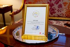 Inför sin 80-årsdag den 23 december valde H.M. Drottning Silvia att starta en insamling till förmån för Ukrainas barn genom kampanjen Världens Barn. 5,3 miljoner kr samlades in från allmänheten i födelsedagsgåvor. Insamlingen utgör den högsta enskilda insamlingsbössan på Världens Barn under året. På bilden mottar H.M. Drottning Silvia diplom från Radiohjälpens generalsekreterare Kristina Henschen.