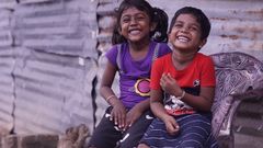 Barnen P. Ithalika och R. Nikith deltar i ett Världens Barn-projekt som får stöd av Radiohjälpen via IOGT-NTO-rörelsens på Sri Lanka. Projektet skapar trygga platser för barn som lever i ekonomisk utsatthet och där alkoholmissbruk är vanligt. Detta görs bland annat genom att se till att barnen har tillgång till hälsa, utbildning och näringsrik mat.