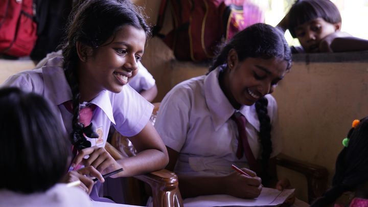Världens Barn ger barn över världen möjlighet till skola, hälsa och trygghet genom 23 nya projektstöd. Skolflickorna Koshila och Malshi i Sri Lanka deltar i ett IOGT-NTO-rörelsen-projekt som får stöd av Världens Barn, som är Radiohjälpens kampanj.
