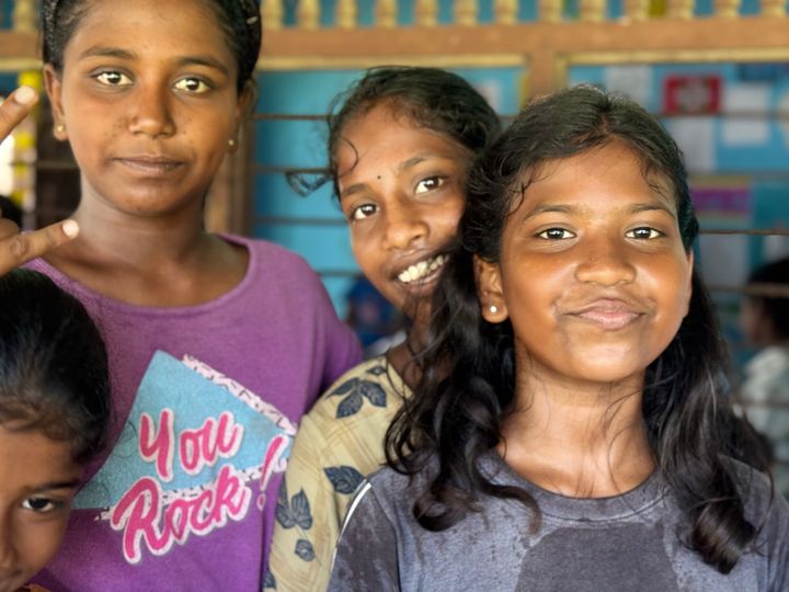 Världens Barn ger barn möjlighet till skola, hälsa och trygghet genom 17 nya projekt. Ett av dem finns i byn Colombuthurai, Sri Lanka, där kampanjen stöttar IOGT-NTO-rörelsens arbete för barn i familjer med svåra socioekonomiska förhållanden. Här får de näringsrika måltider, stöd för att klara skolan och en trygg plats att leka och vara barn. Bland de barn som får stöd genom projektet är Sudarshan Ranshikaa, Edman Regan Rishanthini och Ravanan Indhusha, som vi ser på bilden. Världens Barn är Radiohjälpens kampanj och sker ihop med 13 svenska civilsamhällesorganisationer.