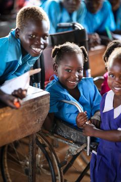 Yasmin, 7 år, kan inte gå och talar knappt. När familjen flydde från stridigheter i Sudan köpte mamma Haute en cykel för att kunna få med sig sina två yngsta barn. Nu har Yasmin fått en rullstol som gör att hon kan vara med i skolan och på aktiviteter. Projektet sker med stöd av Radiohjälpen via ACT Svenska Kyrkan. Världens Barn gör barndomar möjliga.