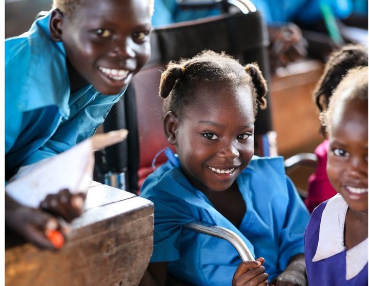 Yasmin, 7 år, kan inte gå och talar knappt. När familjen flydde från stridigheter i Sudan köpte mamma Haute en cykel för att kunna få med sig sina två yngsta barn. Nu har Yasmin fått en rullstol som gör att hon kan vara med i skolan och på aktiviteter.  Projektet sker med stöd av Radiohjälpen via ACT Svenska Kyrkan. Världens Barn gör barndomar möjliga.