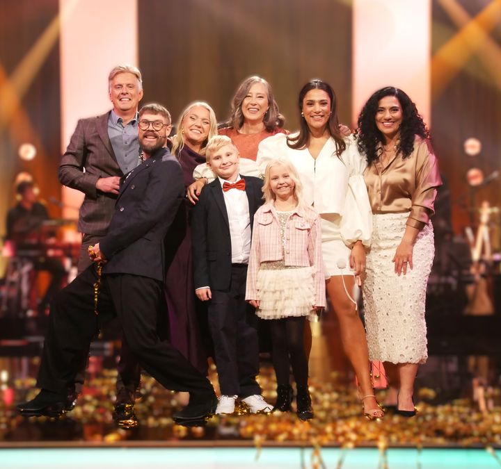 Världens Barn gör barndomar möjliga! Bild från SVT:s studio efter sändningen av Stå upp för Världens Barn -Galan.