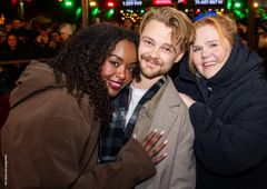Tre leende programledare omfamnar varandra efter en vecka med Musikhjälpen.