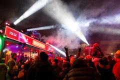 Mängd människor framför en upplyst scen under Musikhjälpens evenemang på kvällen.
