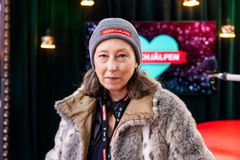 Porträtt av Kristina Henschen, Radiohjälpens generalsekreterare, i grå mössa och pälsjacka.