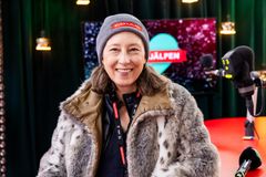 Kristina Henschen i Radiohjälpens studio, framför mikrofoner.