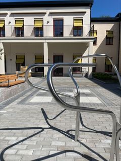 Ett träningsredskap på en stenbelagd innergård