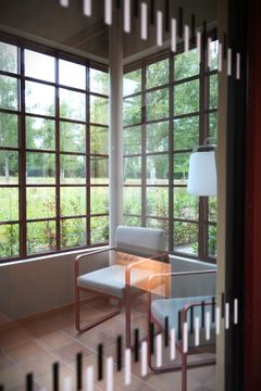 En stol i ett uterum