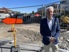 Robert Nibelius (M), ordförande i tekniska nämnden i Danderyds kommun, vid anläggningsytan för det nya torget på Mörbyplan.