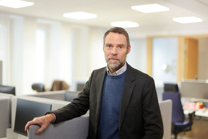 Bild på en man i ett kontorslandskap