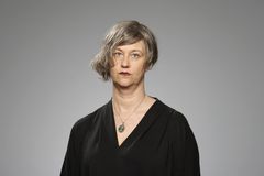 Karin Thorasdotter ser rakt fram med allvarlig blick. Hon har en kort frisyr med snedlugg och är klädd i en svart långärmad tröja.