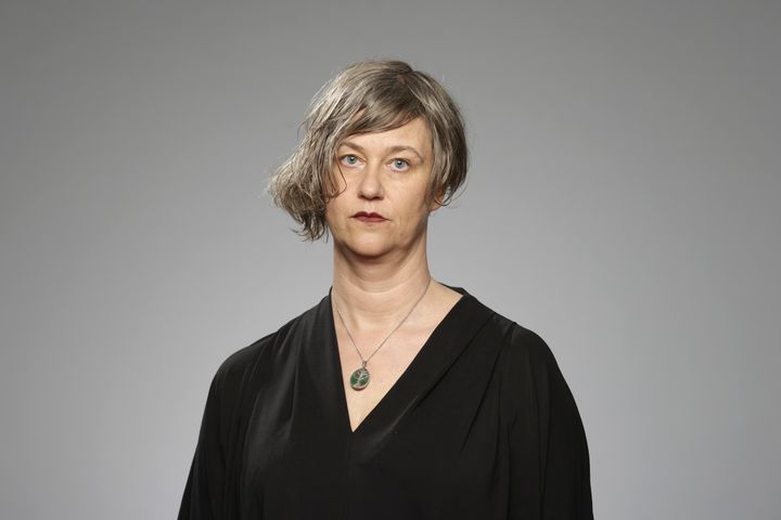 Karin Thorasdotter ser rakt fram med allvarlig blick. Hon har en kort frisyr med snedlugg och är klädd i en svart långärmad tröja.