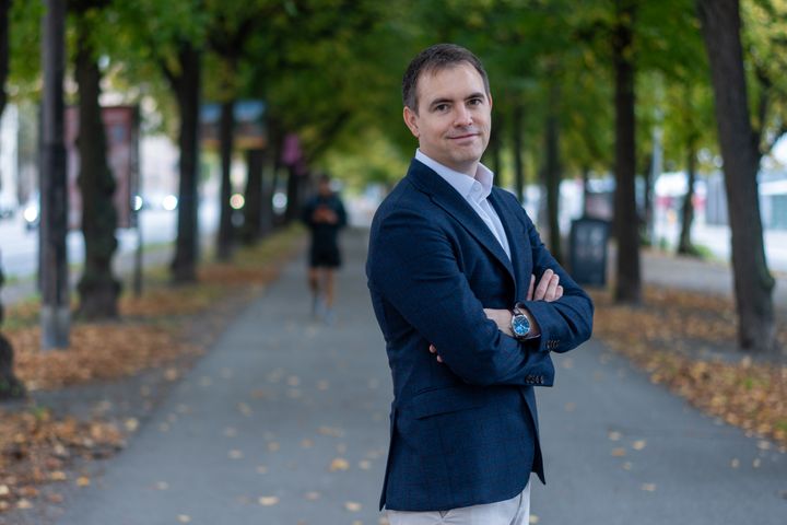 Porträttbild av Erick Barbor utomhus