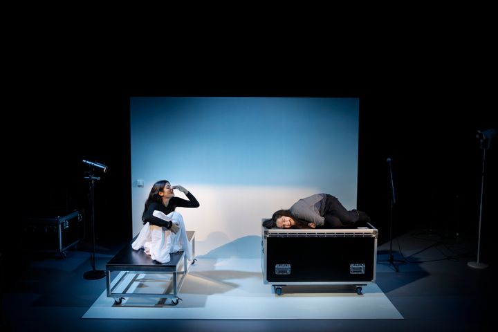 De Livrädda, av Talajeh Nasiri. Riksteatern 2021. Skådespelare Kimiya Faghih och Nina Rashid.