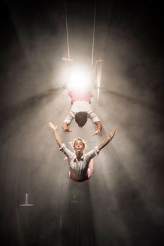 OUT av Half In Company, premiär med Riksteatern hösten 2024. I. bild: Sébastien Klink och Morgane Stäheli.