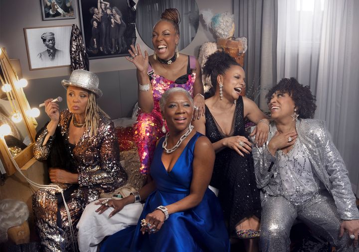 B.U.S - Bedårande Under Stress, på Riksteaterturné hösten 2025. Överst: Kayode "Kayo" Shekoni. Nederst från vänster: Blossom Tainton, Gladys del Pilar, Vivian Cardinal, Fransesca Quartey