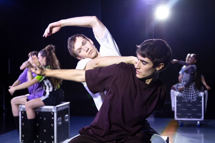 Yonder av OR/ELLER. I bild från vänster: Jennifer Wallén, Mar Serra Marti, Victor Lans, Vicente Sales Roger, Linn Ragnarsson, Selam Zapater