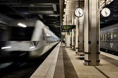 Plattformsmiljöerna har fått en integrerad takbelysning som skapar större trivsel och tillgänglighet på Stockholms centralstation. Foto: Måns Berg