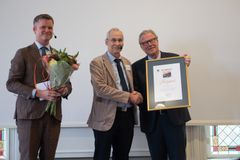 Gustaf Lind, generalsekreterare WWF, Claes Grundsten, vars fotobok Skärgård utsetts till Årets pandabok 2024 och Leif Johansson, ordförande i WWF styrelse.