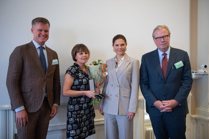 Forskaren Elin Röös vann Stiftelsen Marie-Claire Cronstedts pris. Från vänster, Gustaf Lind generalsekreterare för WWF, Elin Röös, och Leif Johansson, ordförande i WWFs förtroende råd.