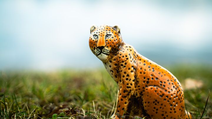 Lisa Larsons leopard tillverkas och glaseras för hand på Keramikstudion i Gustavsberg. Foto: Dexter Huss, WWF.