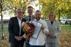 Leif Johansson, WWFs förtroendsrådsordförande, Gustaf Lind, generalsekreterare WWF, Emil Nilsson Årets Miljöhjälte och Annika Helker Lundström, styrelseordförande WWF. Foto: WWF