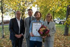 Leif Johansson, WWFs förtroendsrådsordförande, Gustaf Lind, generalsekreterare WWF, Erik Hansson, författare till Årets pandabok och Annika Helker Lundström, styrelseordförande WWF. Foto: WWF