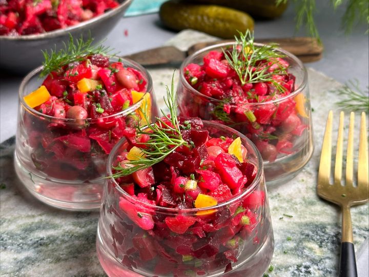 Vintersallad med betor, surkål och saltgurka. Foto: Anastasia Lundqvist