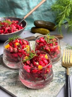 Vintersallad med betor, surkål och saltgurka. Foto: Anastasia Lundqvist