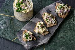 WWFs midsommarrecept av "Vegansk gubbröra - inte så gubbig". (Se receptet nedan)