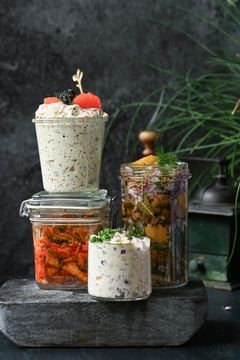 Gruppbild WWFs midsommarrecept av vegetarisk och vegansk sill