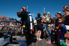 Dykare gör sig redo för att ta sig ner i vattnet hajsläpp. Foto: Troy Enekvist WWF