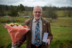 Anders Angerbjörn med blombukett och pris.
