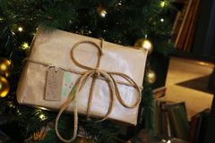 Julklapp vid julgranen