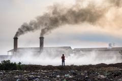 Luftföroreningar med svart rök från skorstenar och industriavfall.