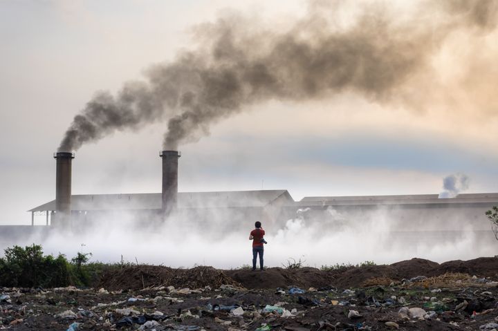 Luftföroreningar med svart rök från skorstenar och industriavfall.