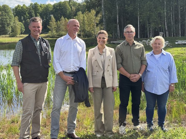 Invigning av Storängens våtmarker i Krämbol. Från vänster: Gustaf Lind (Generalsekreterare WWF Sweden), Robert Andrén (Landshövding Södermanland), H.K.H Kronprinsessan Victoria, Johan Söderberg (Kommunstyrelsens ordförande i Katrineholm) and Anneli Hedberg (S) (Generation Pep ambassadör i Katrineholms kommun). Foto: Hannah Griffiths Berggren / WWF Sverige