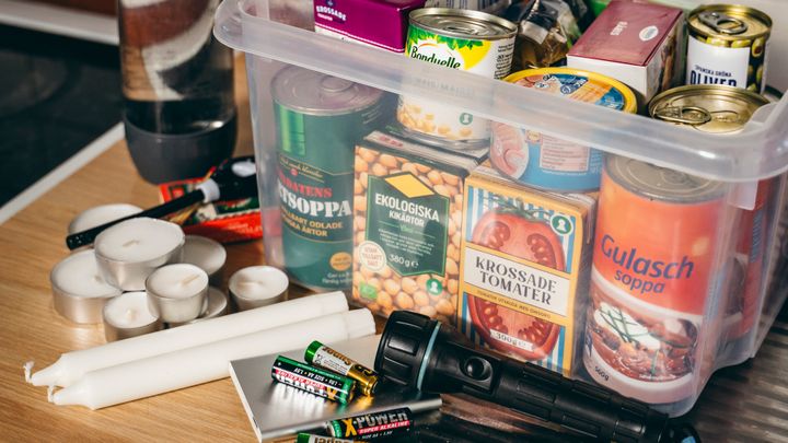 Ett mindre beredskapslager bestående av matvaror, vatten på flaska, ficklampa, ljus och batterier.