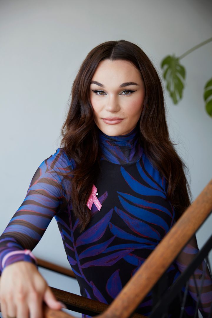Tone Sekelius med och designar rosa bandet i Cancerfondens kampanj