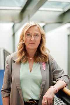 Karin Sundfeldt är professor och kirurg och är med och designar rosa bandet 2023