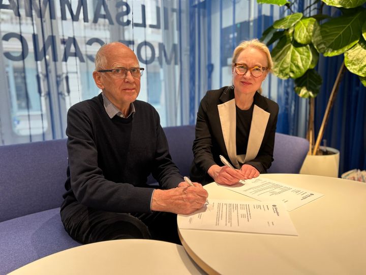 Ingemar Sjöberg från Sjöbergstiftelsen och Cancerfondens generalsekreterare Ulrika Årehed Kågström signerar avtal om stöd på tre miljoner kronor till Cancerfondens omvårdnadssatning.